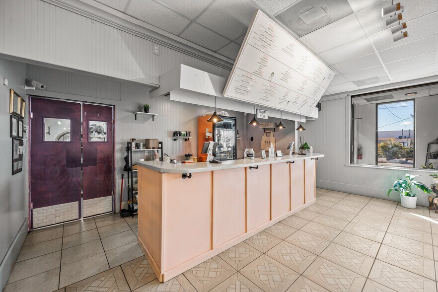 More Photos Of 4413 S Tamiami Trl, Sarasota Restaurant For Sale