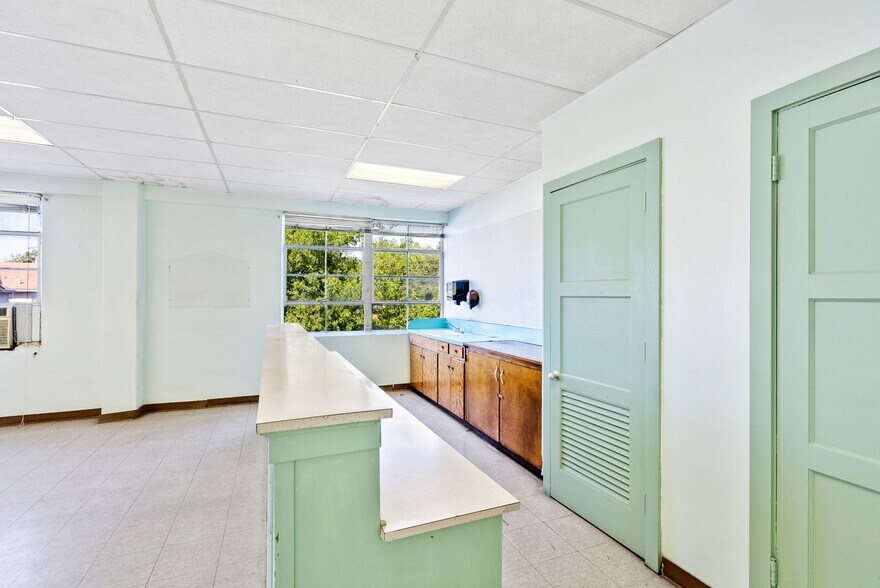 More Photos Of 1701 W Woodlawn Ave, San Antonio Religious Facility For Sale