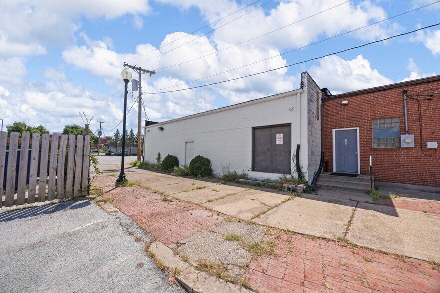 More Photos Of 110 S Florissant Rd, Saint Louis Storefront For Sale