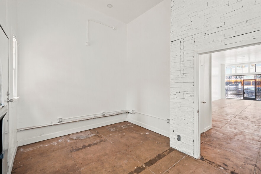 More Photos Of 5648-5662 Hollywood Blvd, Los Angeles Storefront For Lease