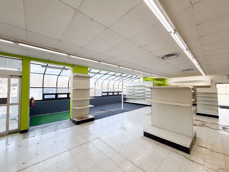 More Photos Of 147 Meriden Rd, Middlefield Garden Center For Lease