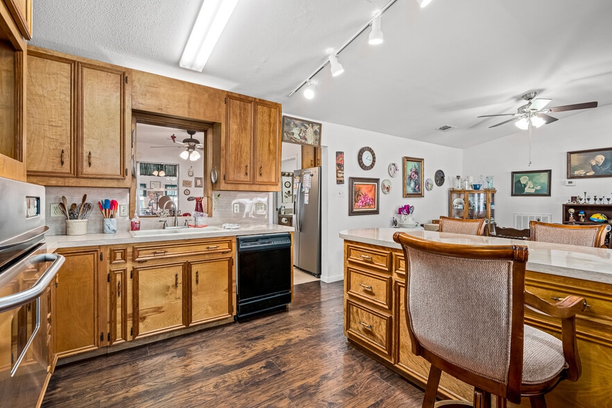 More Photos Of 3966 FM 1781, Rockport Specialty For Sale