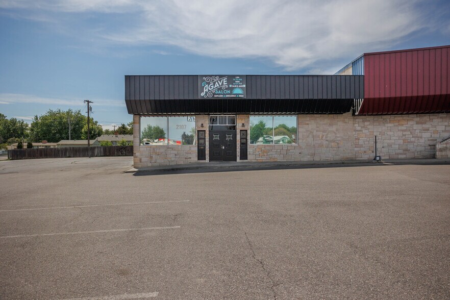 More Photos Of 2107 W 4th Ave, Kennewick General Retail For Lease