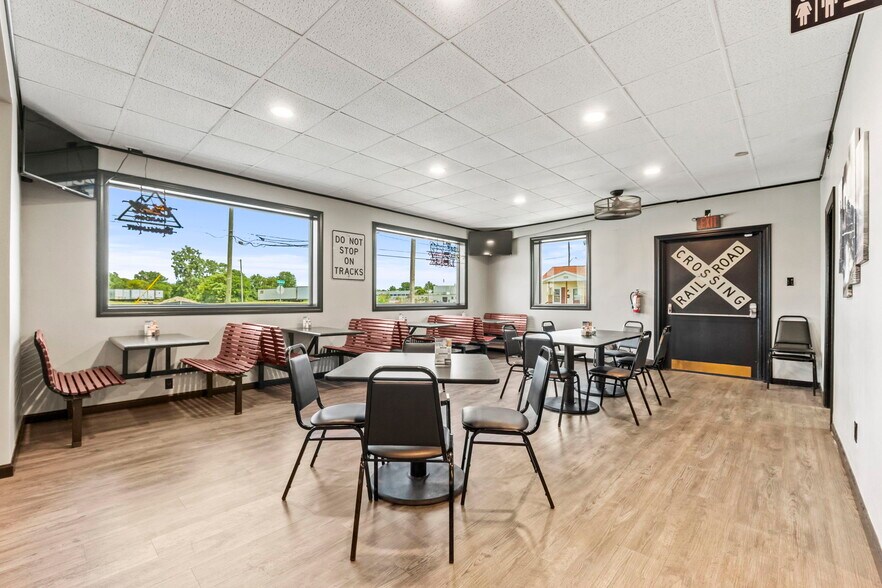 More Photos Of 770 E Franklin St, Huntington Restaurant For Sale