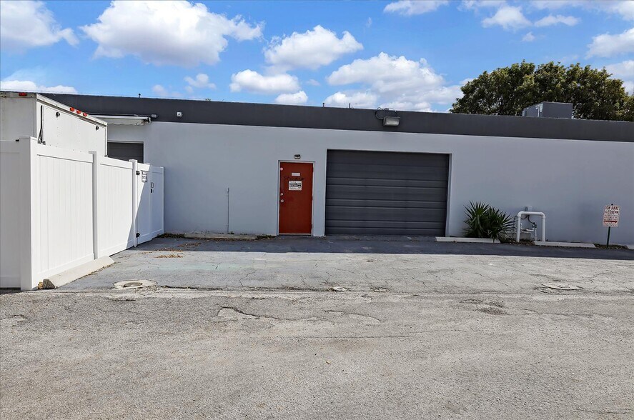 More Photos Of 705 Bond Way, Delray Beach Showroom For Sale