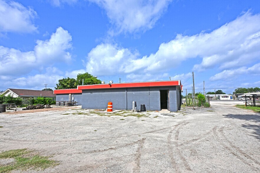 More Photos Of S 2162 S WW White Rd, San Antonio Restaurant For Sale