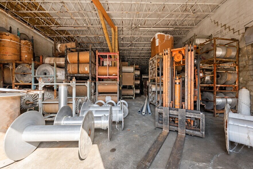 More Photos Of 312 W Luther Ave, Liberty Manufacturing For Sale