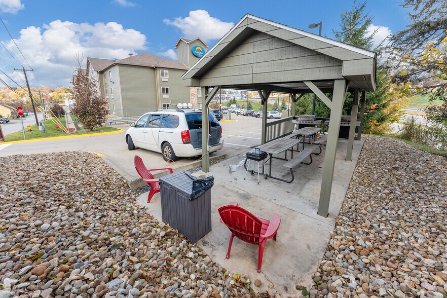More Photos Of 975 Sheffield St, Washington Hotel For Sale