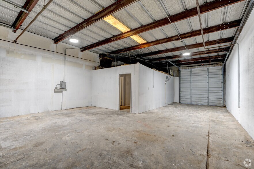 More Photos Of 7999 Hansen Rd, Houston Unknown For Lease