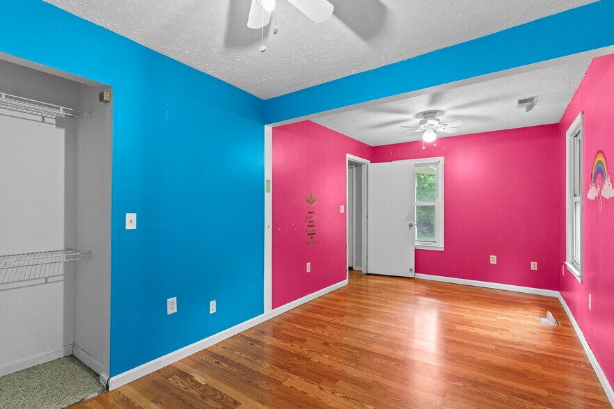 More Photos Of 305 S Ferguson St, Henryville General Retail For Sale