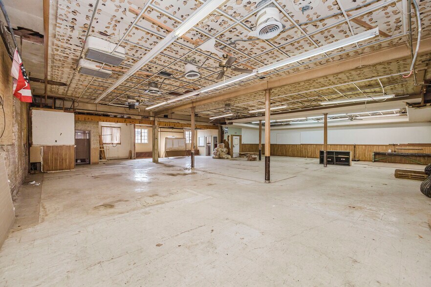 More Photos Of 110 N Poplar St, Hutchinson Warehouse For Sale