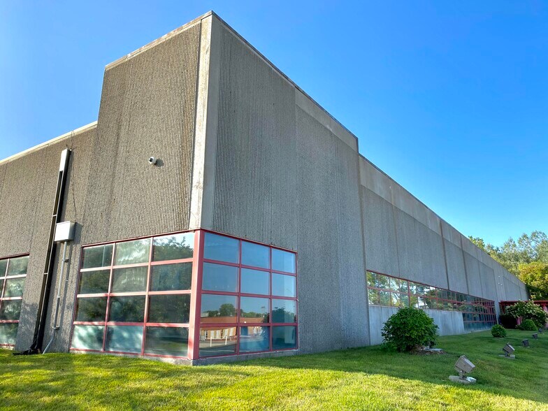 More Photos Of 1202 Thomas Beck Rd, Des Moines Flex For Lease