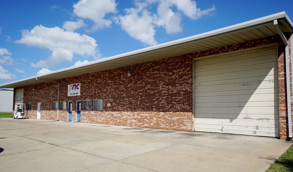 More Photos Of 812 Tradesmens Park Loop, Hutto Light Manufacturing For Lease