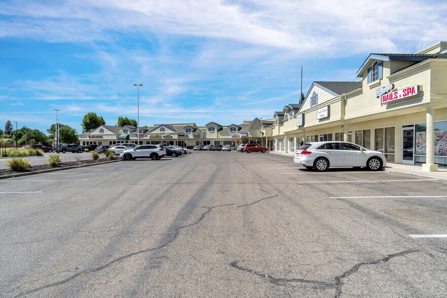 More Photos Of 5348-5374 N Spruce Ave, Fresno Freestanding For Lease