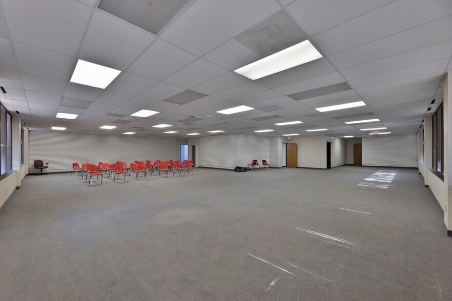 More Photos Of 4221 S Walton Walker Blvd, Dallas Office For Sale