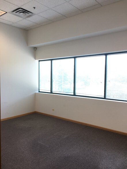 More Photos Of 1051 E Main St, East Dundee Flex For Lease