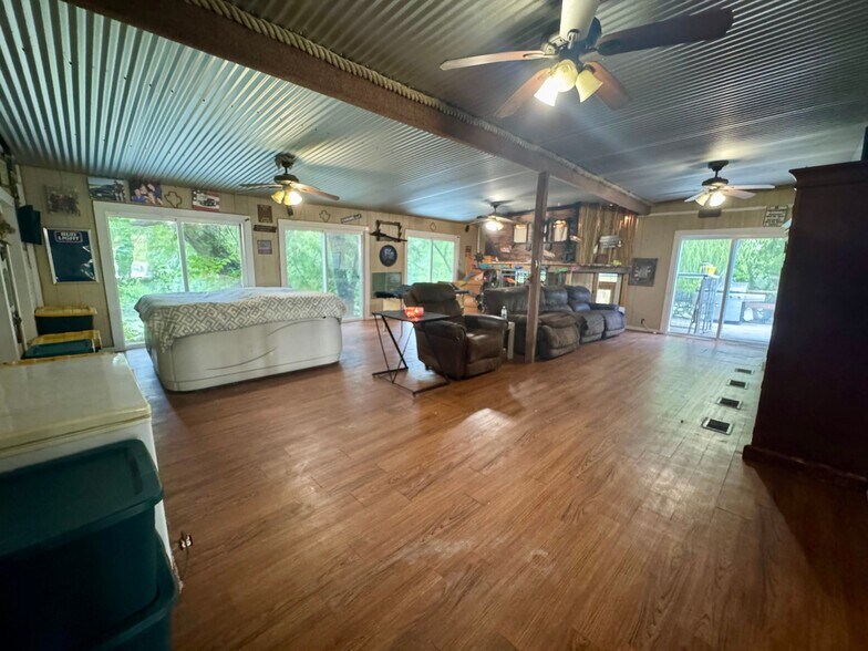 More Photos Of 2031 Guadalupe River Dr, Tivoli Trailer Camper Park For Sale