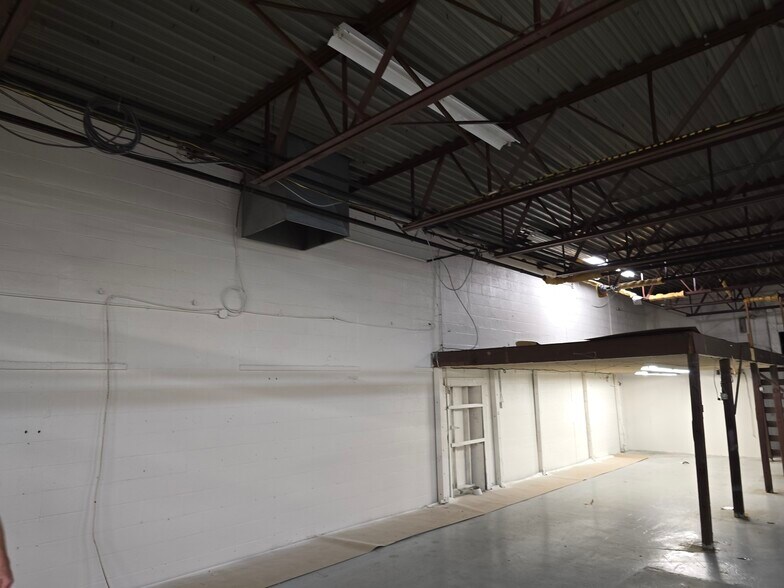 More Photos Of 100 Glen Rd, Cranston Manufacturing For Lease