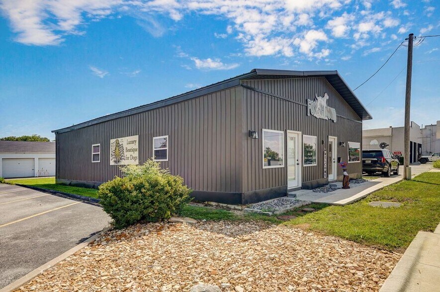 More Photos Of 108 E Mount Vernon St, Nixa Flex For Lease