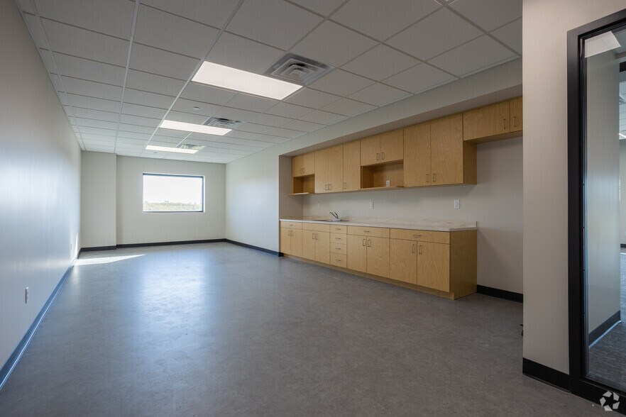 More Photos Of 203 Stonemont Dr, Bristol Warehouse For Lease