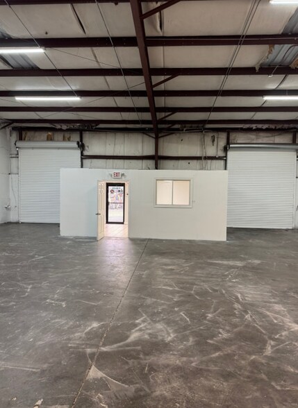 More Photos Of 4802 Distribution Ct, Orlando Warehouse For Lease