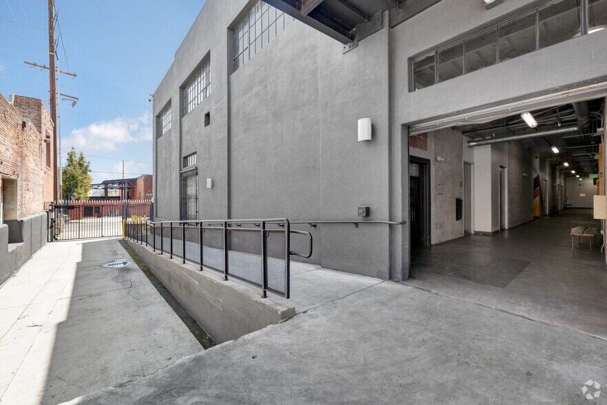 More Photos Of 915 Mateo St, Los Angeles Loft Creative Space For Lease