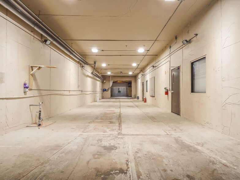 More Photos Of 401 S Ranchwood Blvd, Yukon Flex For Sale