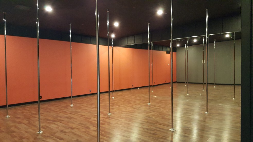 More Photos Of 2465 N Main St, Sunset Unknown For Lease