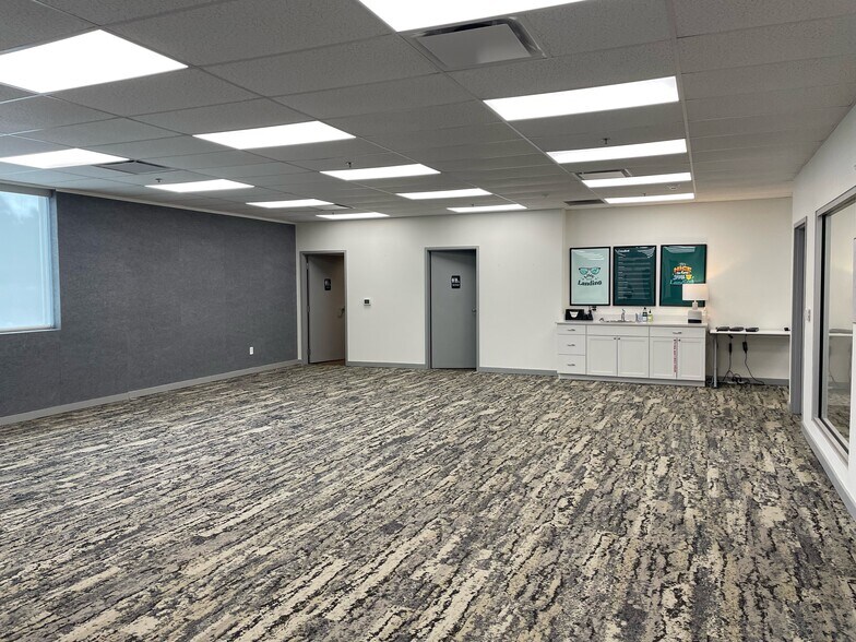 More Photos Of 2415 US Highway 78, Moody Distribution For Lease