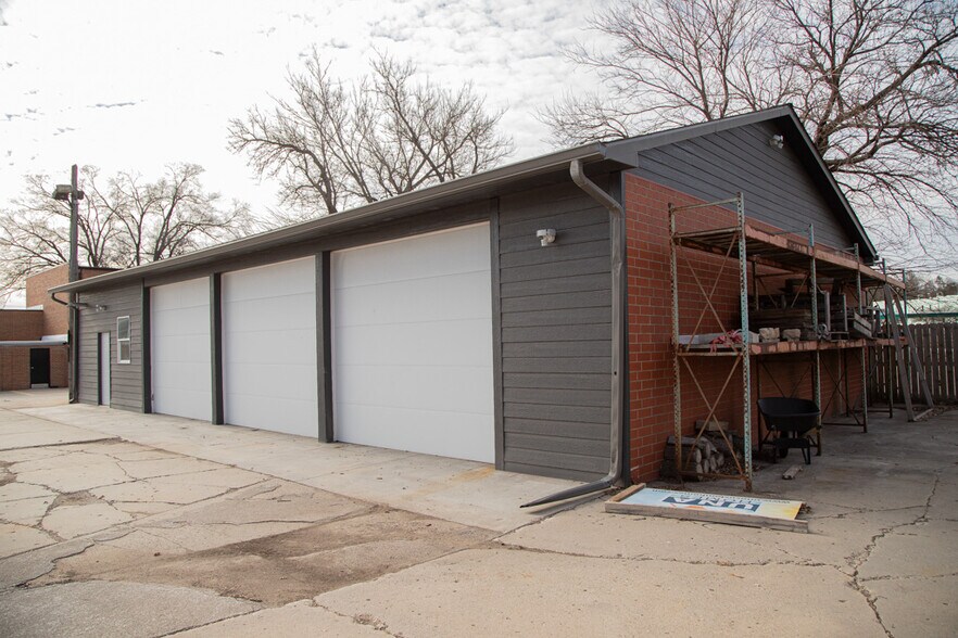 More Photos Of 101 Ashworth Rd, West Des Moines Showroom For Sale