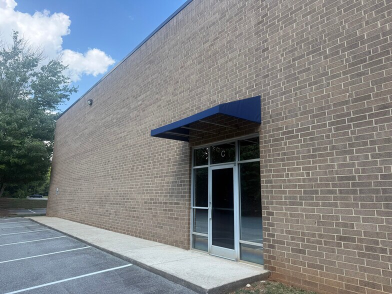 More Photos Of 7001 Cessna Dr, Greensboro Warehouse For Lease