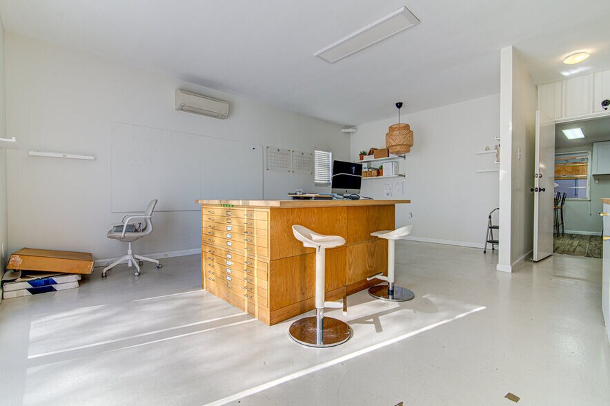 More Photos Of 5206 Beacon Dr, Austin Warehouse For Sale