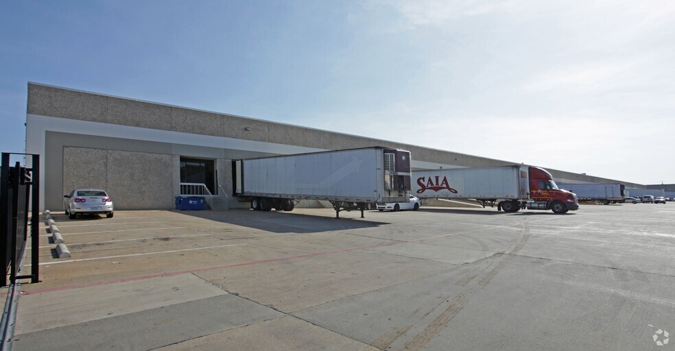 More Photos Of 739-831 S Great Southwest Pky, Grand Prairie Warehouse For Lease