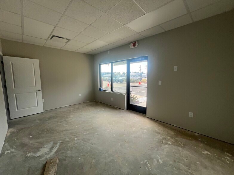 More Photos Of 3430 Acadia St, Fayetteville Showroom For Lease