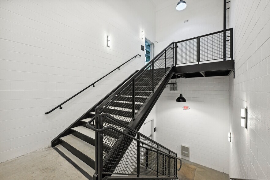 More Photos Of 159 Armour Dr NE, Atlanta Showroom For Lease