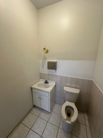 More Photos Of 202 Merrick Rd, Rockville Centre Storefront Retail Office For Lease