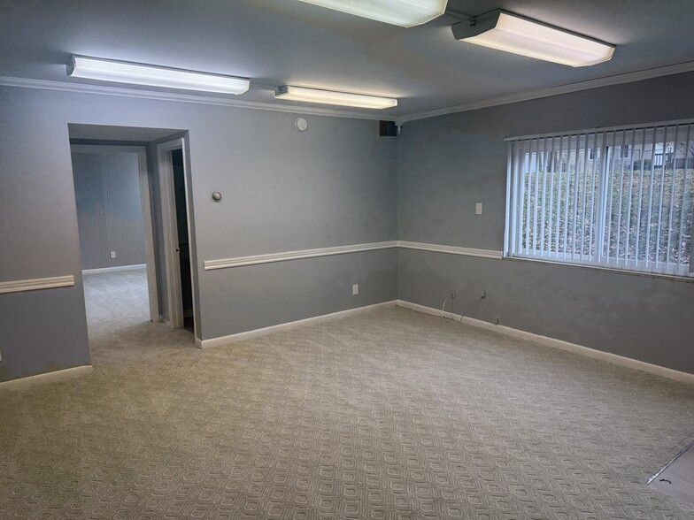 More Photos Of 1234 W Main St, Newark Apartments For Lease
