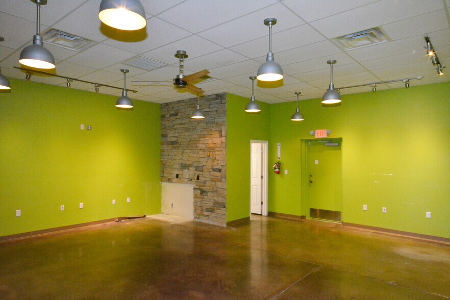 More Photos Of 15506 Highway 5, Cabot Storefront For Lease