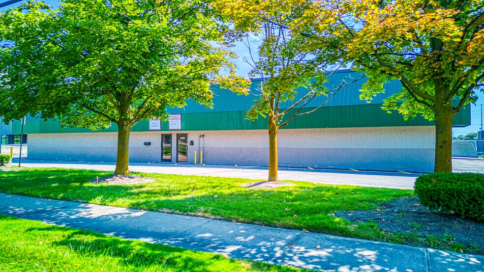More Photos Of 24000-24036 Haggerty Rd, Farmington Hills Warehouse For Lease