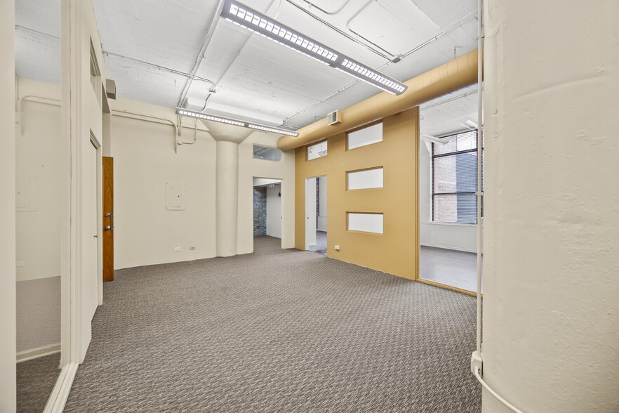 More Photos Of 222 W Ontario St, Chicago Loft Creative Space For Lease