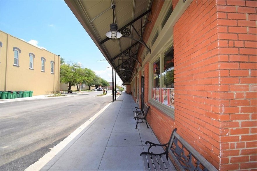 More Photos Of 201-215 W Mulberry St, Kaufman Storefront Retail Office For Lease