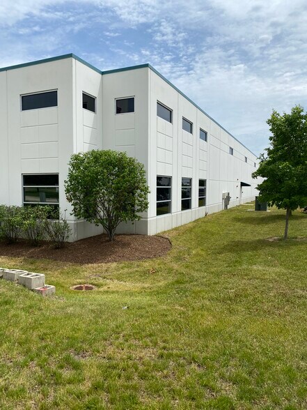 More Photos Of 1710 Afton Rd, Sycamore Warehouse For Sale