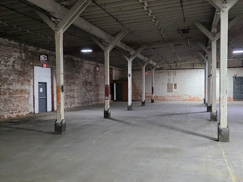 More Photos Of 827 Douglas Ave, Portsmouth Warehouse For Lease