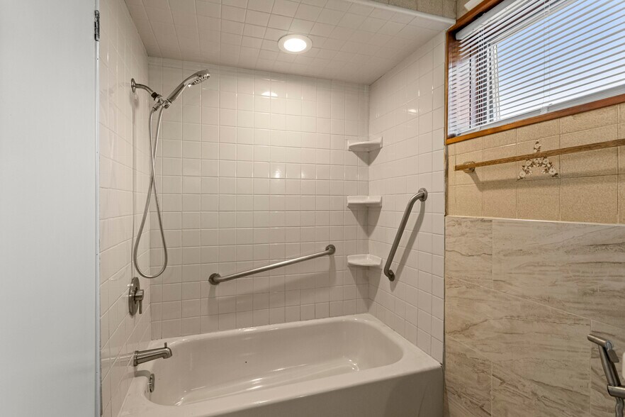 More Photos Of 5920 Chase Rd, Dearborn General Retail For Lease