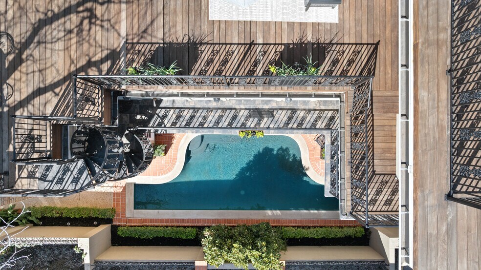 More Photos Of 1810 W 35th St, Austin Specialty For Sale