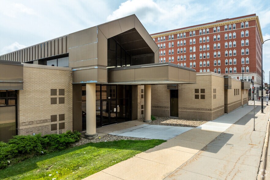 More Photos Of 191 W 5th St, Waterloo Bank For Sale