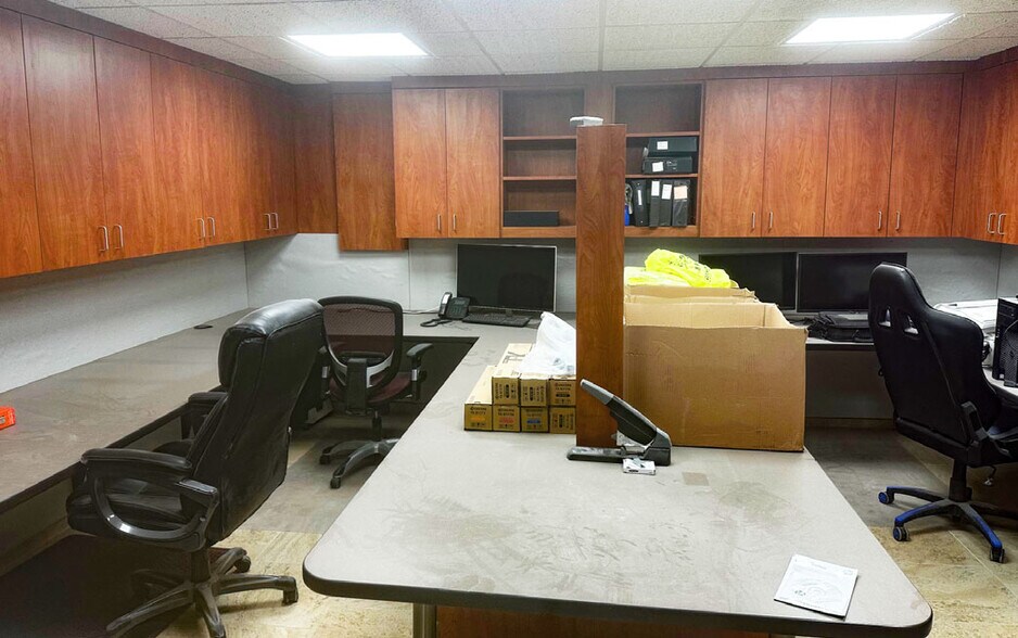 More Photos Of 23690 Telegraph Rd, Southfield Unknown For Lease