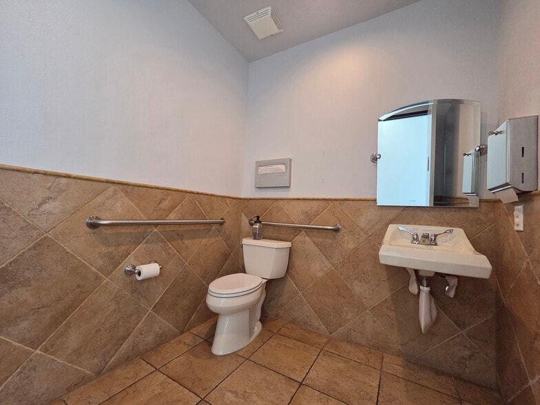 More Photos Of 2435 W Horizon Ridge Pky, Henderson Medical For Lease