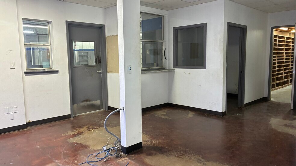 More Photos Of 905 N Harborth Ave, Three Rivers Auto Dealership For Sale