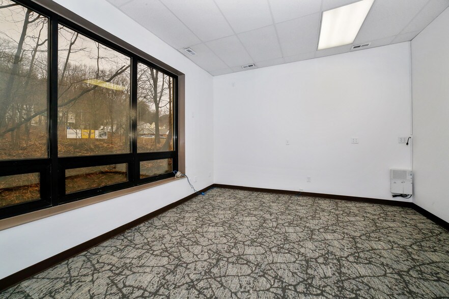 More Photos Of 7-11 Legion Dr, Valhalla Medical For Lease